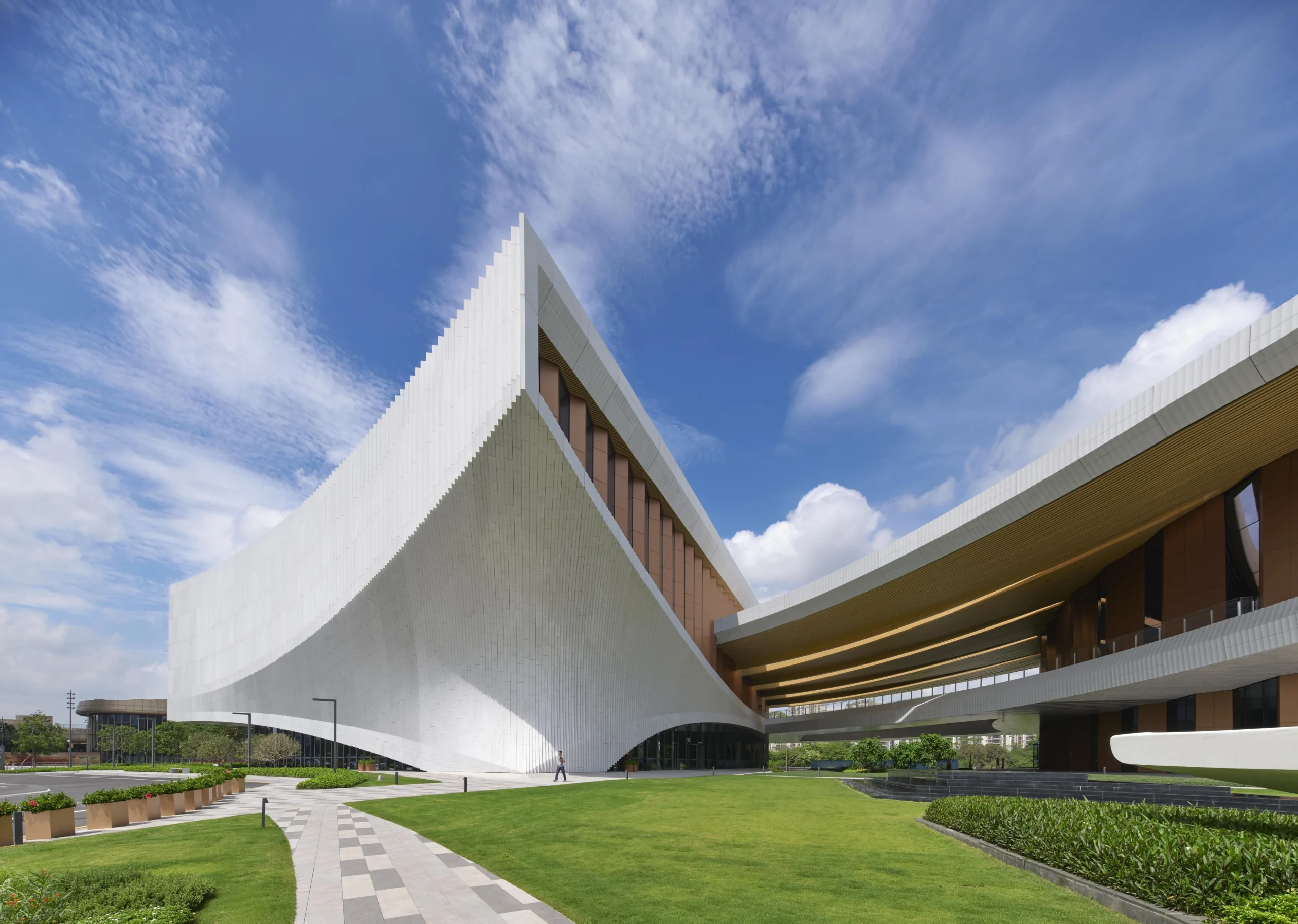 ZHA Opens Songshan Lake Exhibition and Performance Center in Dongguan 6 ZHA Opens Songshan Lake Exhibition and Performance Center in Dongguan