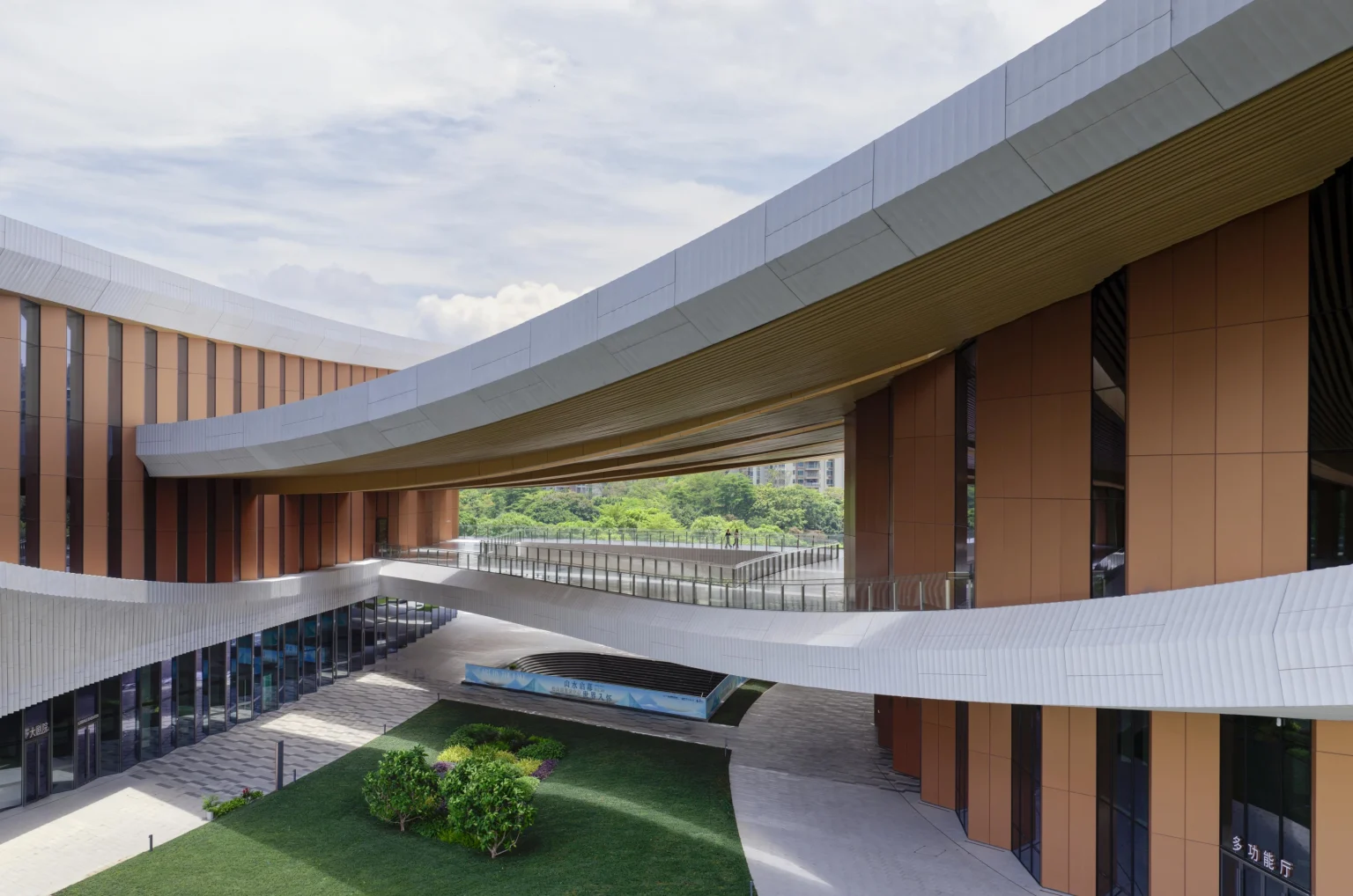 ZHA Opens Songshan Lake Exhibition and Performance Center in Dongguan
