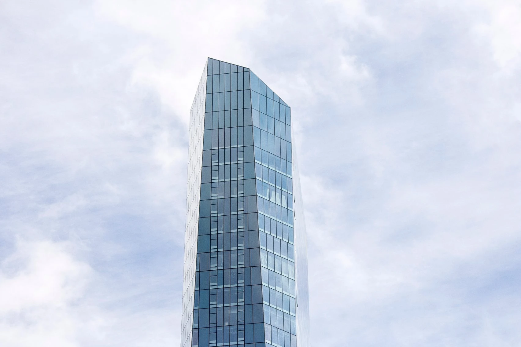 10 Super-Slender Skyscrapers That Touch the Clouds