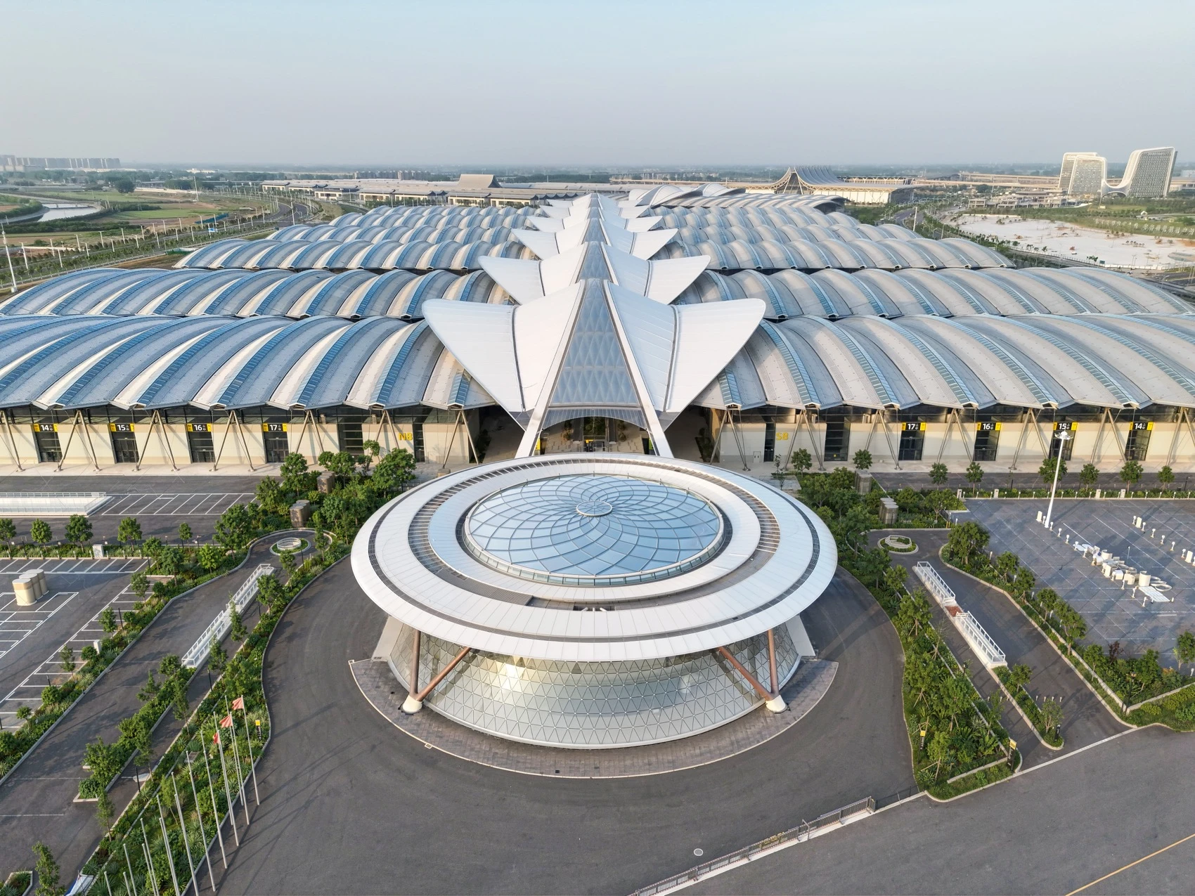RSHP Completes Phase II of Zhongyuan Convention Center in Zhengzhou 5 RSHP Completes Phase II of Zhongyuan Convention Center in Zhengzhou