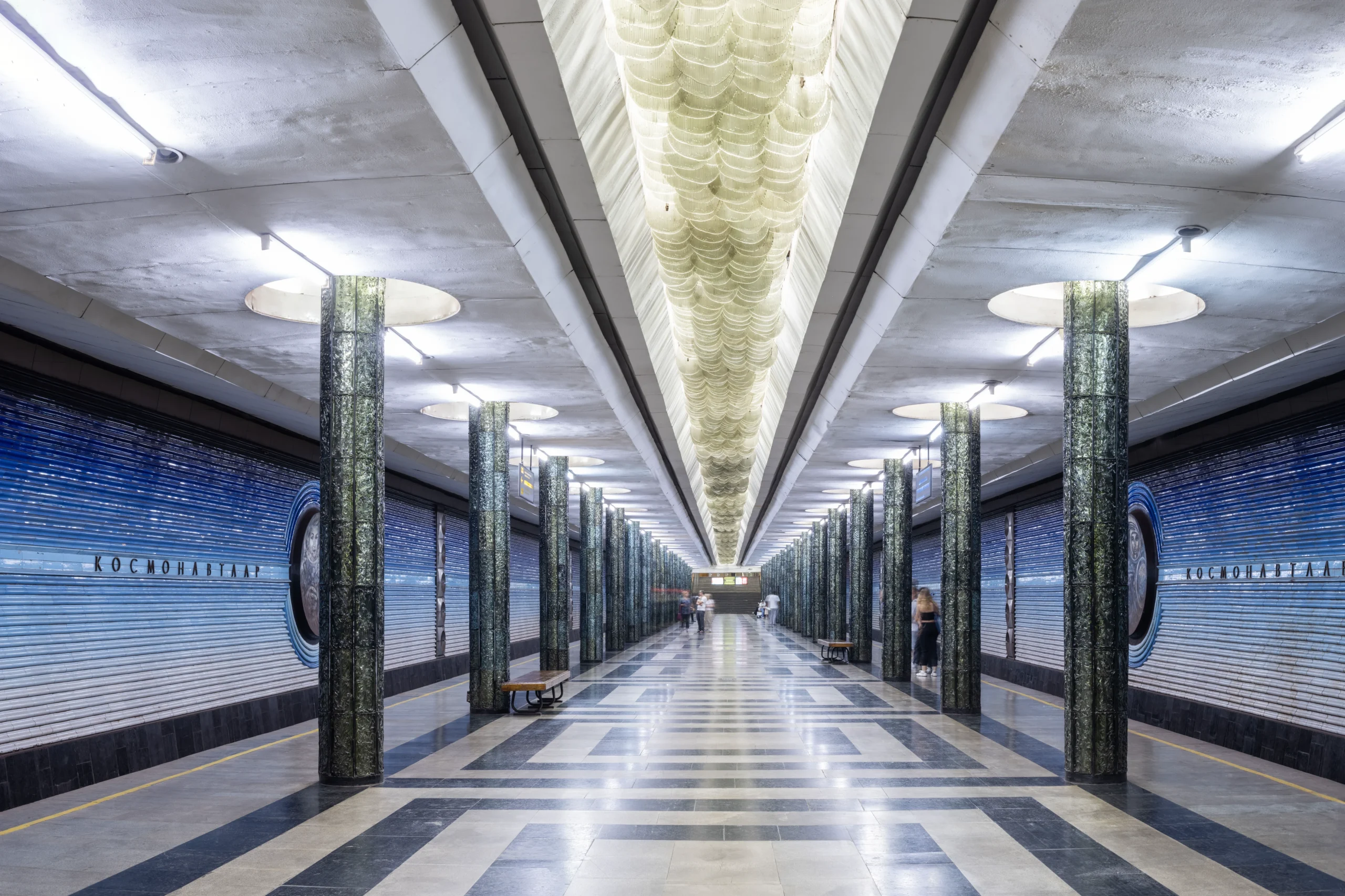 Kosmonavtlar Metro Station
