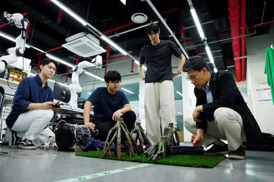 This Robotic Clothing Wraps Around You in Just 10 Seconds 7 Robotic Clothing