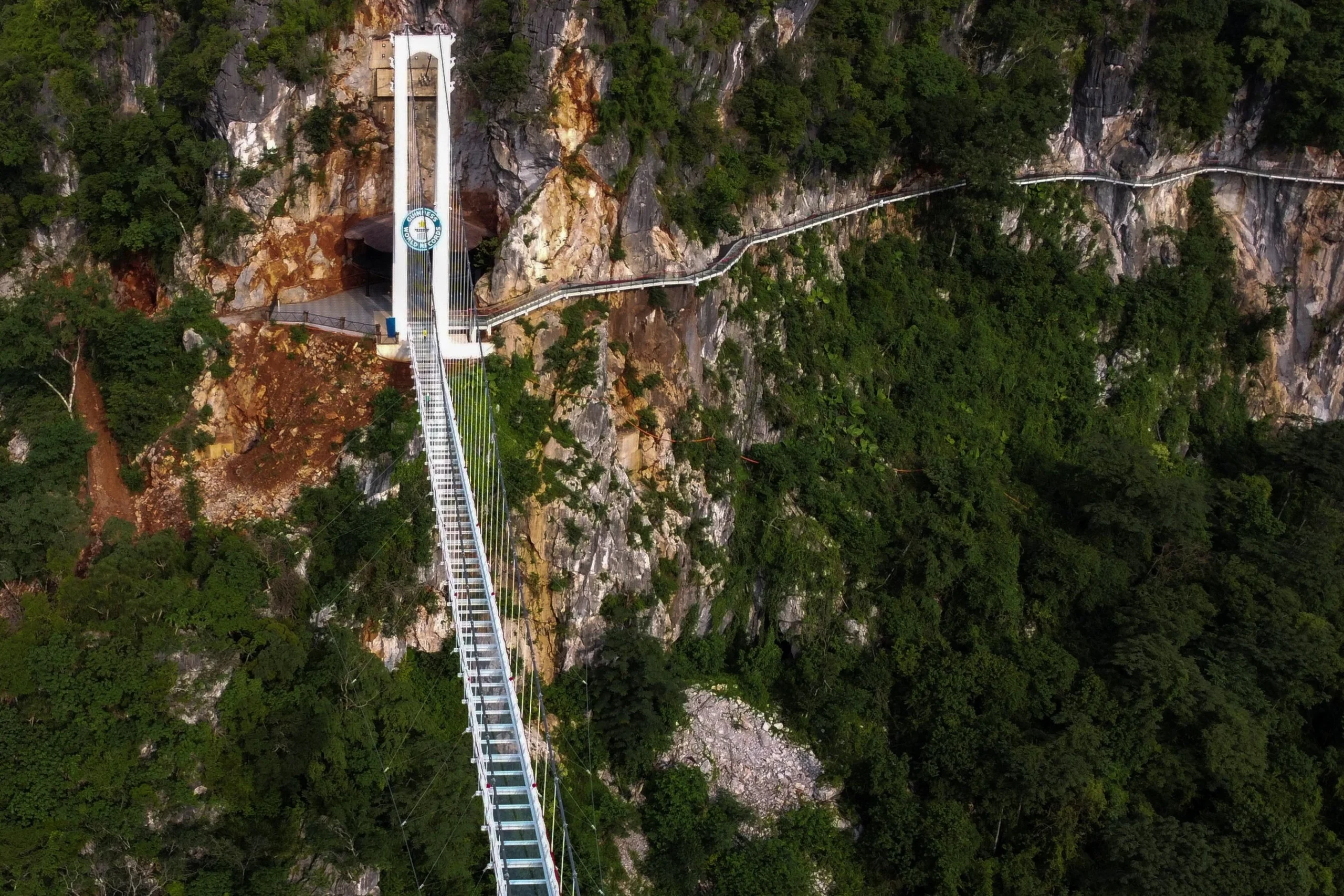 8 Breathtaking Glass Bridges That Feel Like Walking on Air 10 Glass Bridges