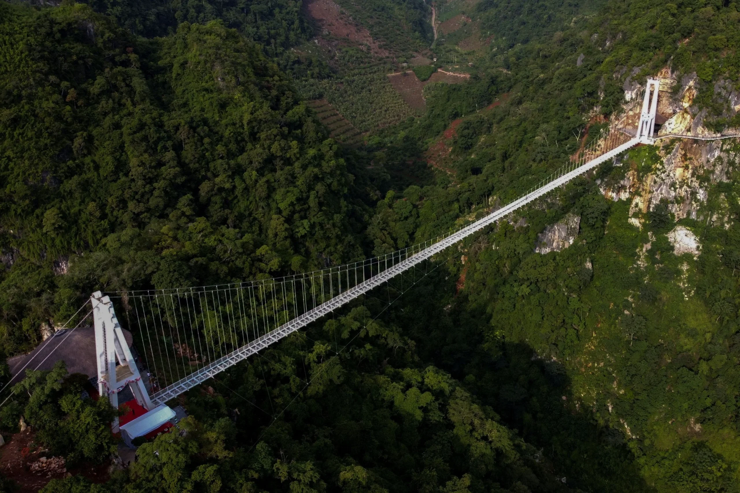 8 Breathtaking Glass Bridges That Feel Like Walking on Air 9 Glass Bridges
