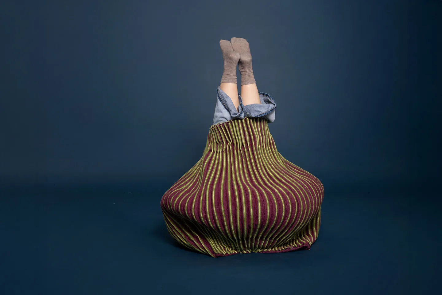 How Luna Haverkorn Transforms Knitted Sculptures into Movement and Play 6 Luna Haverkorn Creates Living Textiles That Transform Through Interaction