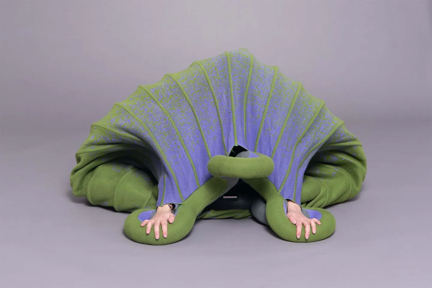 How Luna Haverkorn Transforms Knitted Sculptures into Movement and Play 5 Luna Haverkorn Creates Living Textiles That Transform Through Interaction