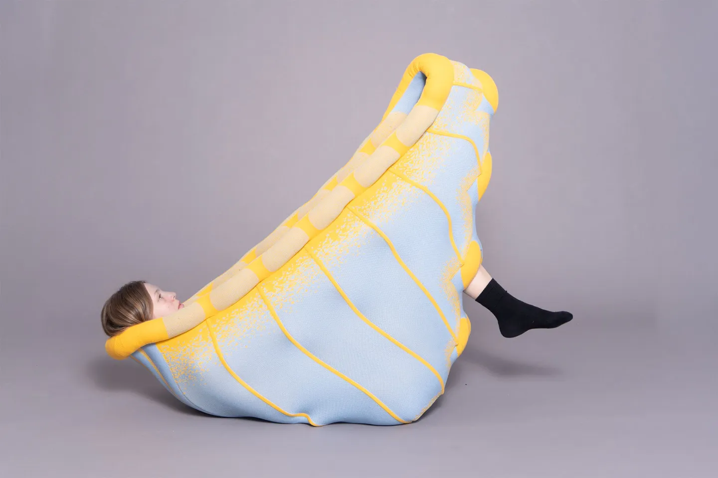 How Luna Haverkorn Transforms Knitted Sculptures into Movement and Play 9 Luna Haverkorn Creates Living Textiles That Transform Through Interaction