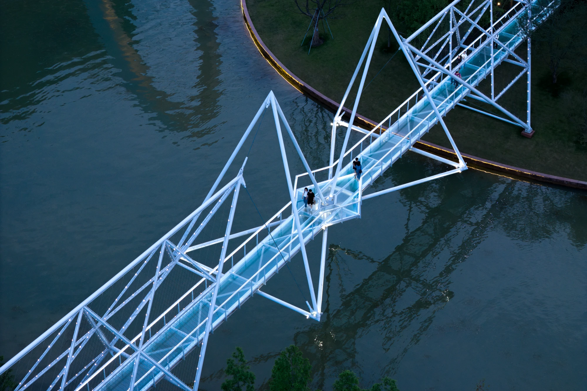 8 Breathtaking Glass Bridges That Feel Like Walking on Air 16 Glass Bridges