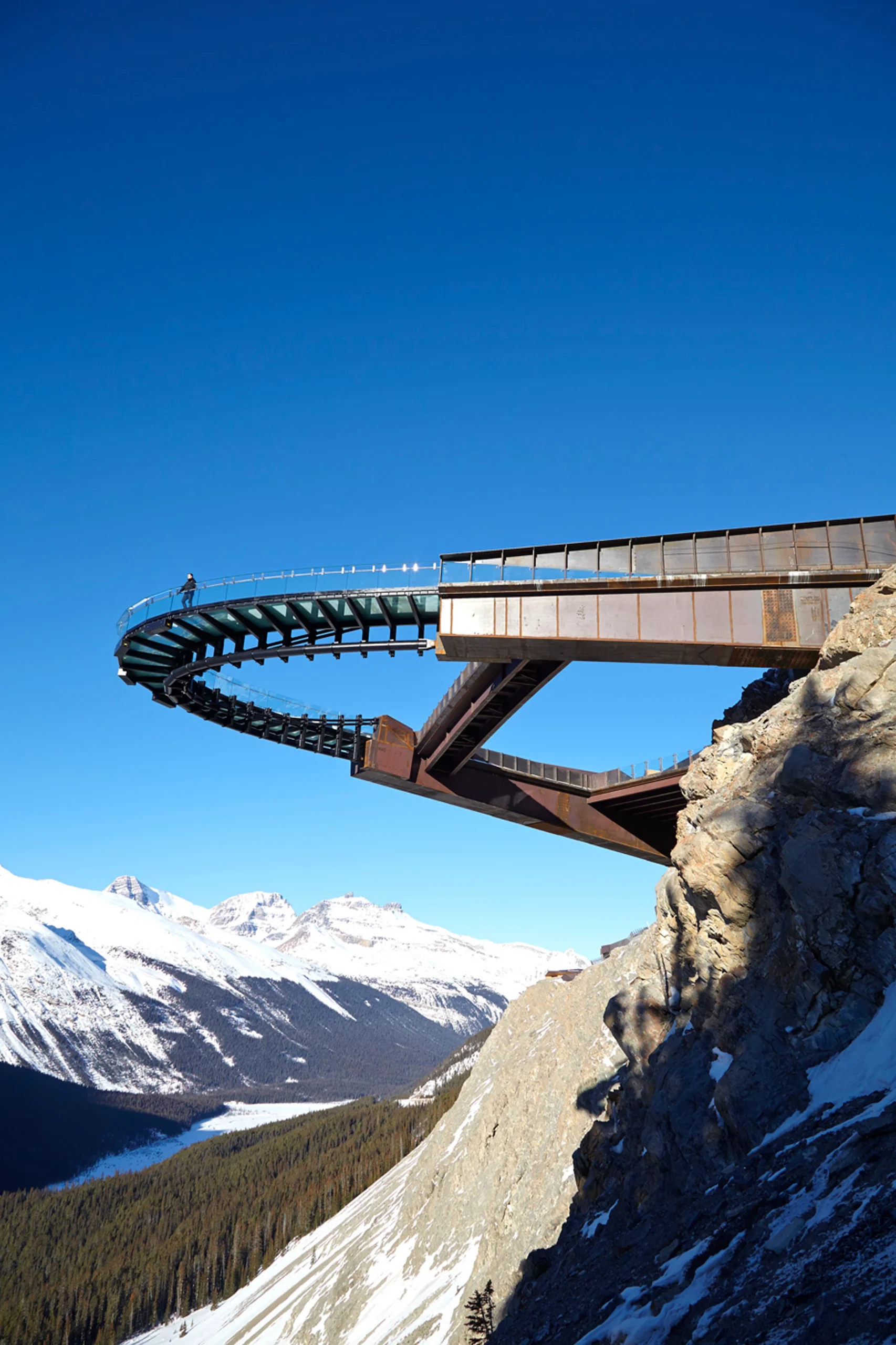8 Breathtaking Glass Bridges That Feel Like Walking on Air 7 Glass Bridges