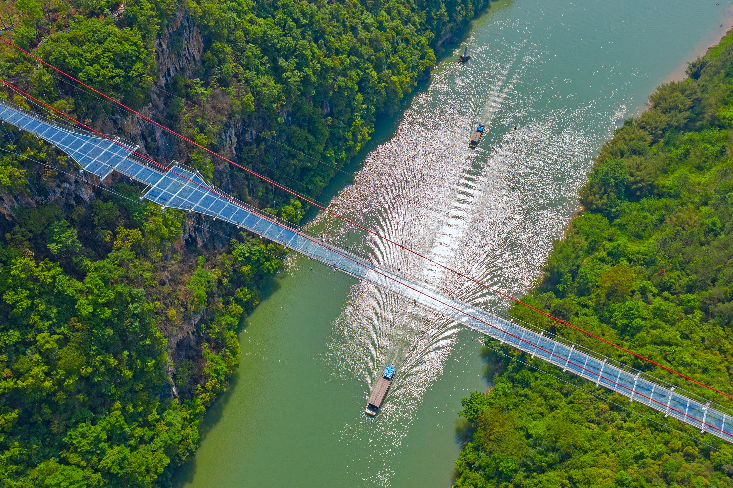 8 Breathtaking Glass Bridges That Feel Like Walking on Air 18 Glass Bridges