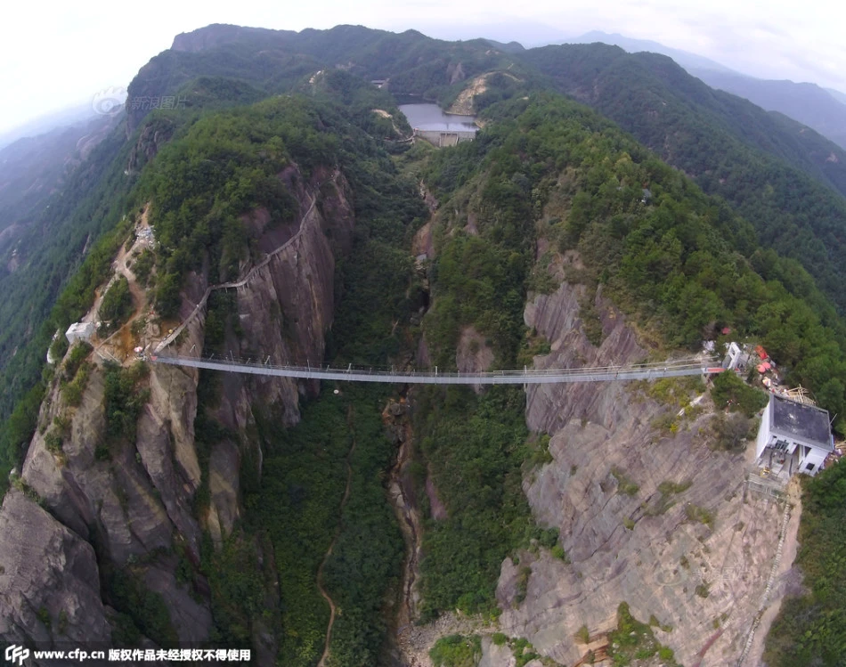 8 Breathtaking Glass Bridges That Feel Like Walking on Air 11 Glass Bridges