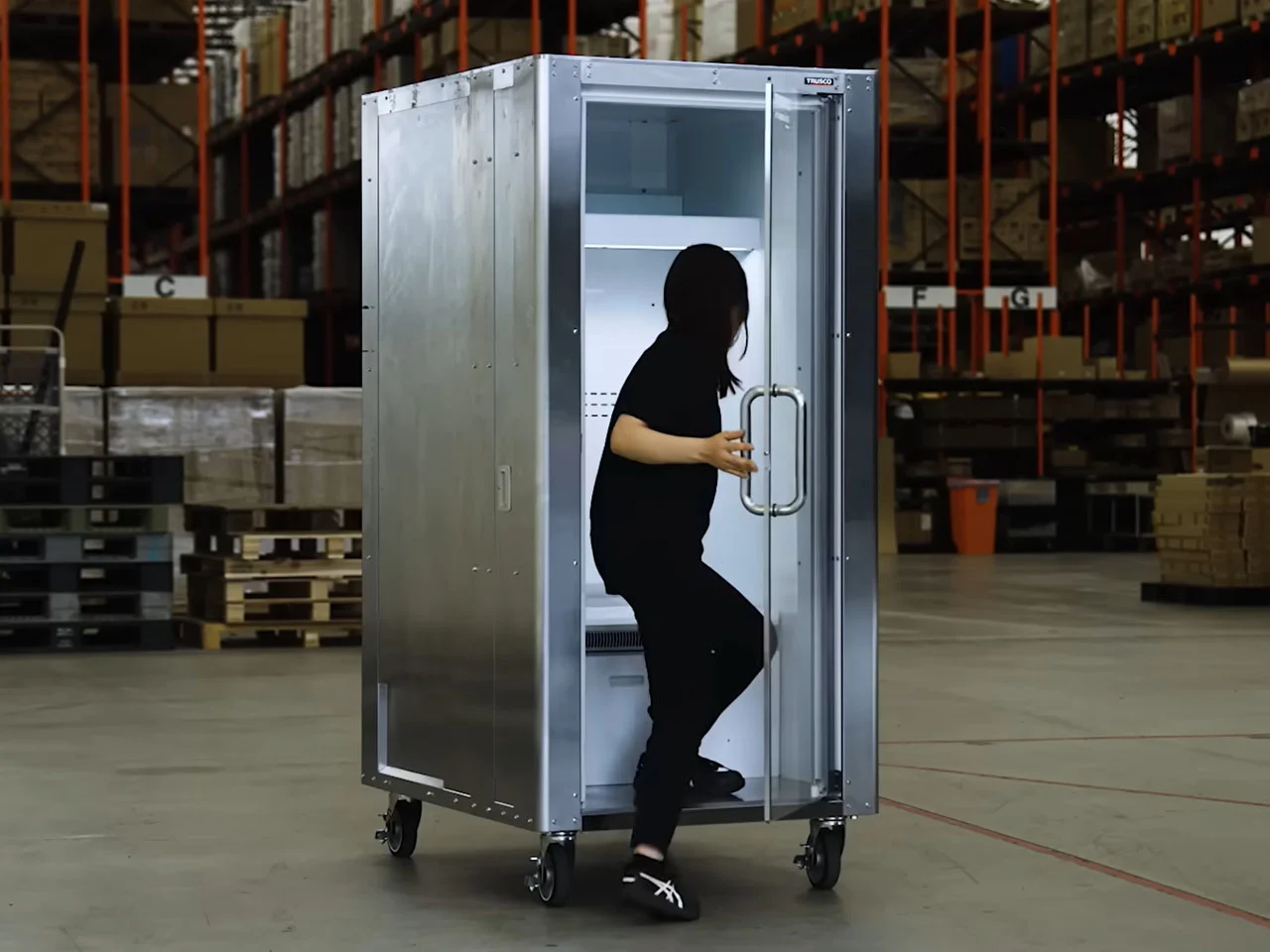 Japan's Human Refrigerator Is Built for Extreme Heat Recovery 7 Do Hiemon Box, Japan