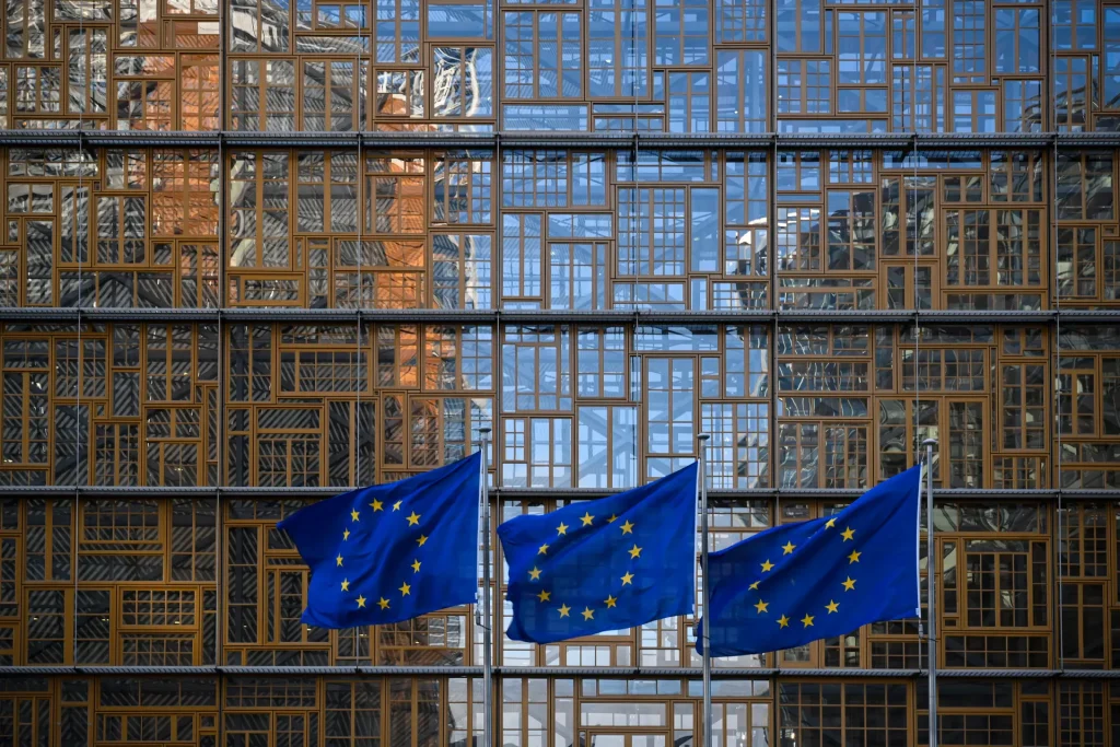 The EU proposes a sustainability rating system for data centers, reshaping their architecture around energy efficiency, waste heat recovery and integration with urban energy infrastructure.