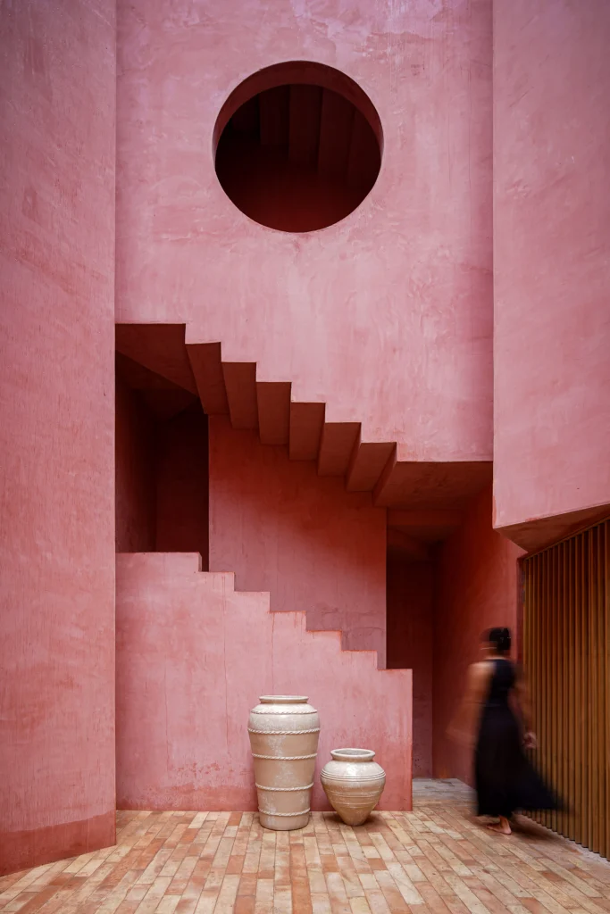 Laiva Plaza Hotel: Three-quarter view of Laiva Plaza Hotel’s layered pink facade with multiple balconies and terraces