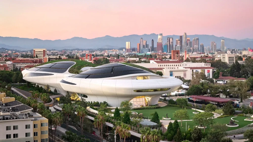 Los Angeles silüetini gün batımında izleyen bir parkta, akıcı ve organik bir tasarıma sahip modern bir müze yer alıyor.