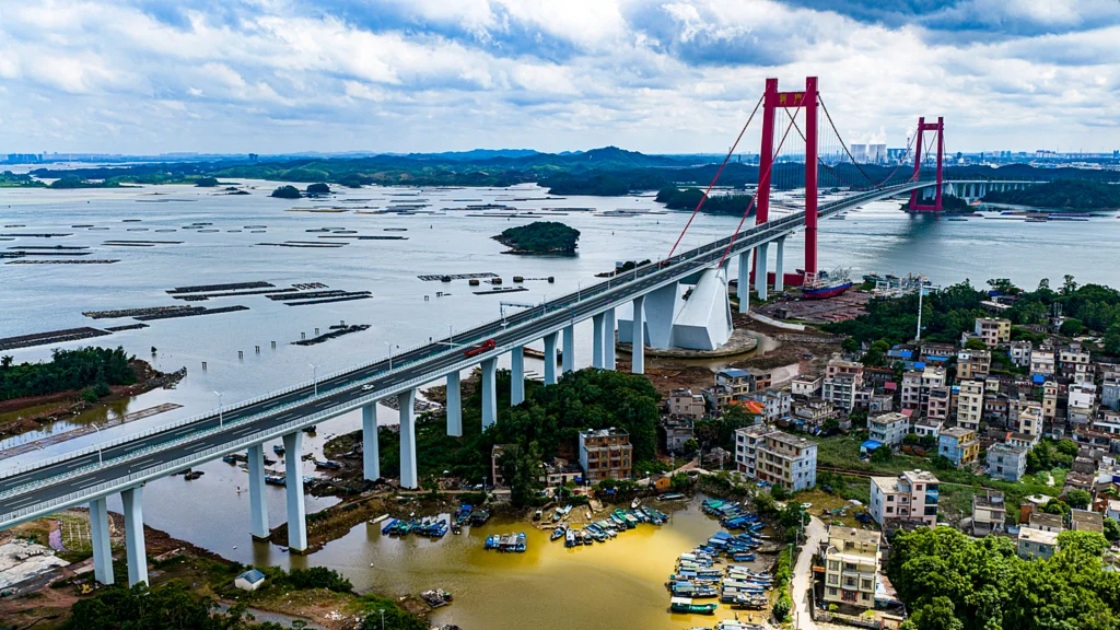 Longmen Bridge spanning the estuary of the Pinglu Canal in Qinzhou, Guangxi, photographed on August 25, 2026