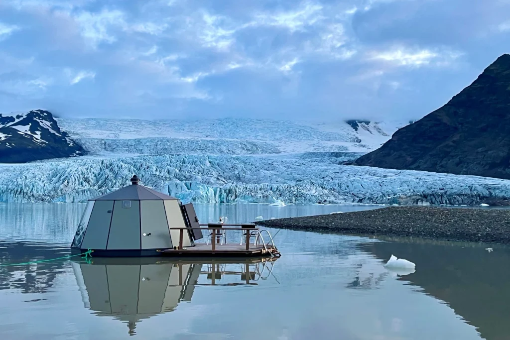 10 Remarkable Floating Hotels Around the World_Aurora Hut