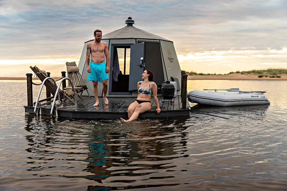 10 Remarkable Floating Hotels Around the World_Aurora Hut
