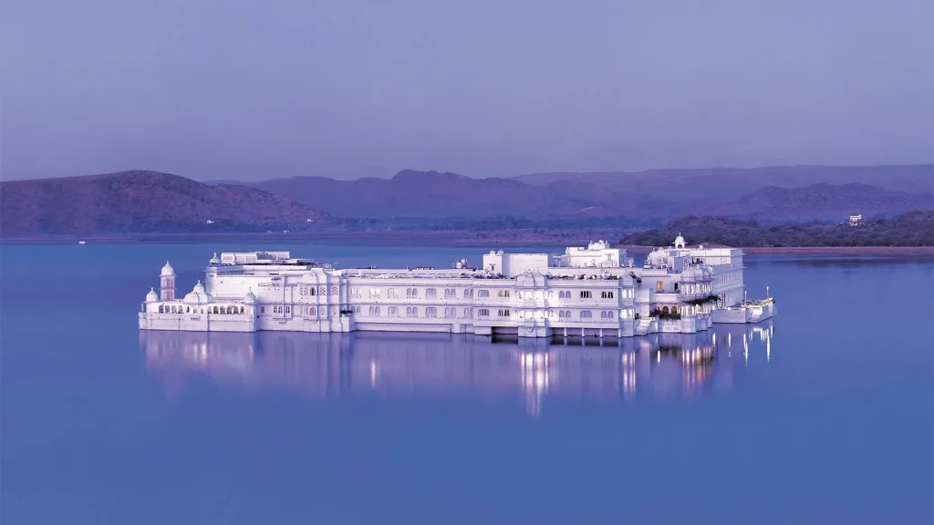 10 Remarkable Floating Hotels Around the World_Lake Palace Hotel