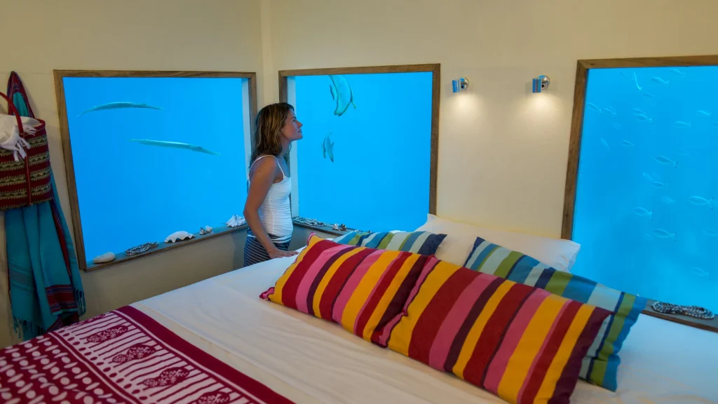10 Remarkable Floating Hotels Around the World_The Manta Underwater Room