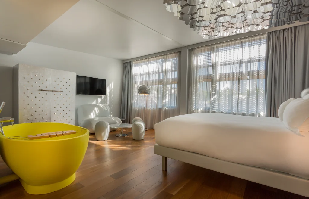 10 Remarkable Floating Hotels Around the World_OFF Paris Seine