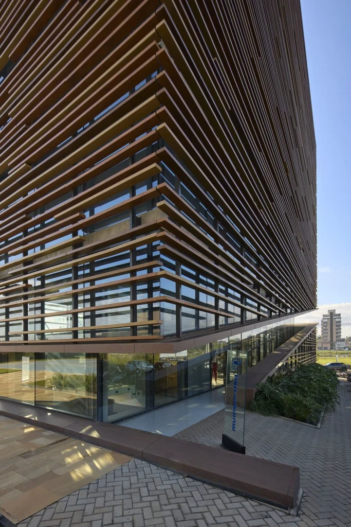 Lagoa da Prata: Detail of the concrete structure and brise system at Patrimonium Headquarters