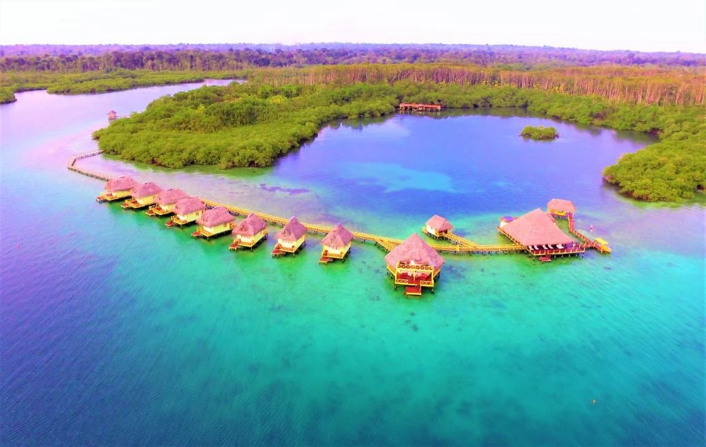 10 Remarkable Floating Hotels Around the World_Punta Caracol Acqua Lodge