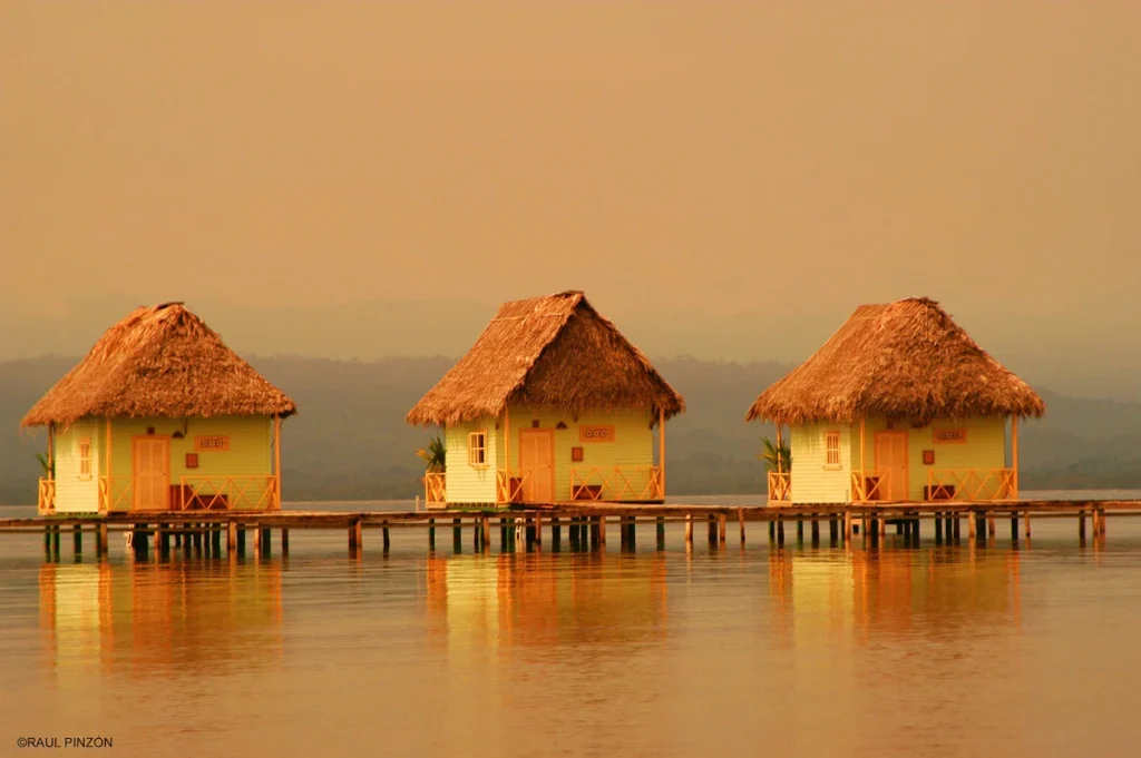 10 Remarkable Floating Hotels Around the World_Punta Caracol Acqua Lodge