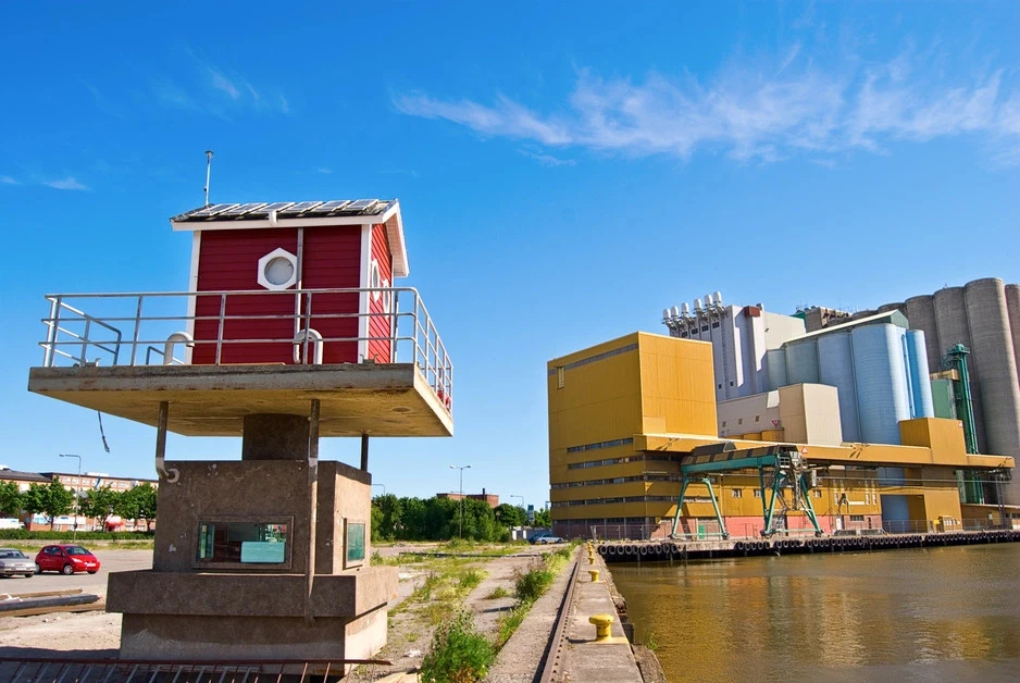 10 Remarkable Floating Hotels Around the World_Utter Inn