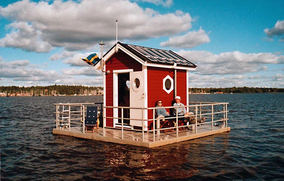 10 Remarkable Floating Hotels Around the World_Utter Inn