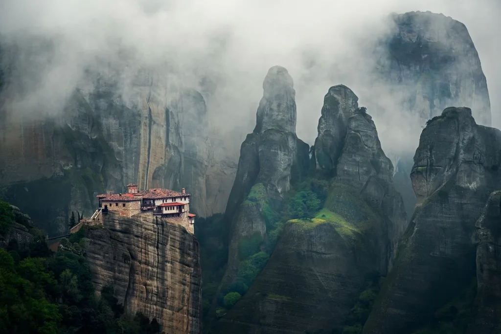 15 Extraordinary Monasteries Built in Extreme Locations