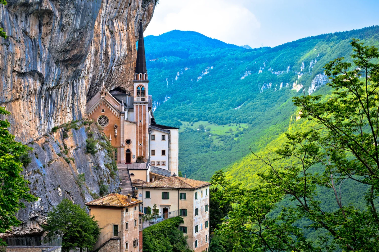 15 Extraordinary Monasteries Built in Extreme Locations