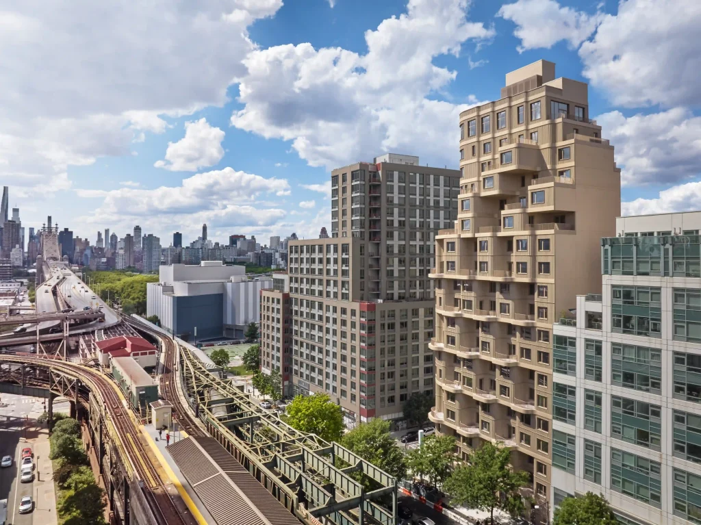 ODA Completes Radiant LIC with a Cascading Aluminum Facade in New York