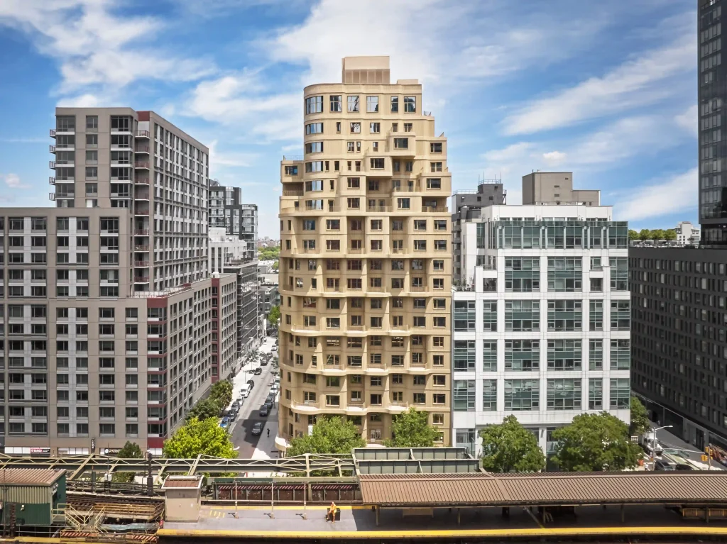 ODA Completes Radiant LIC with a Cascading Aluminum Facade in New York